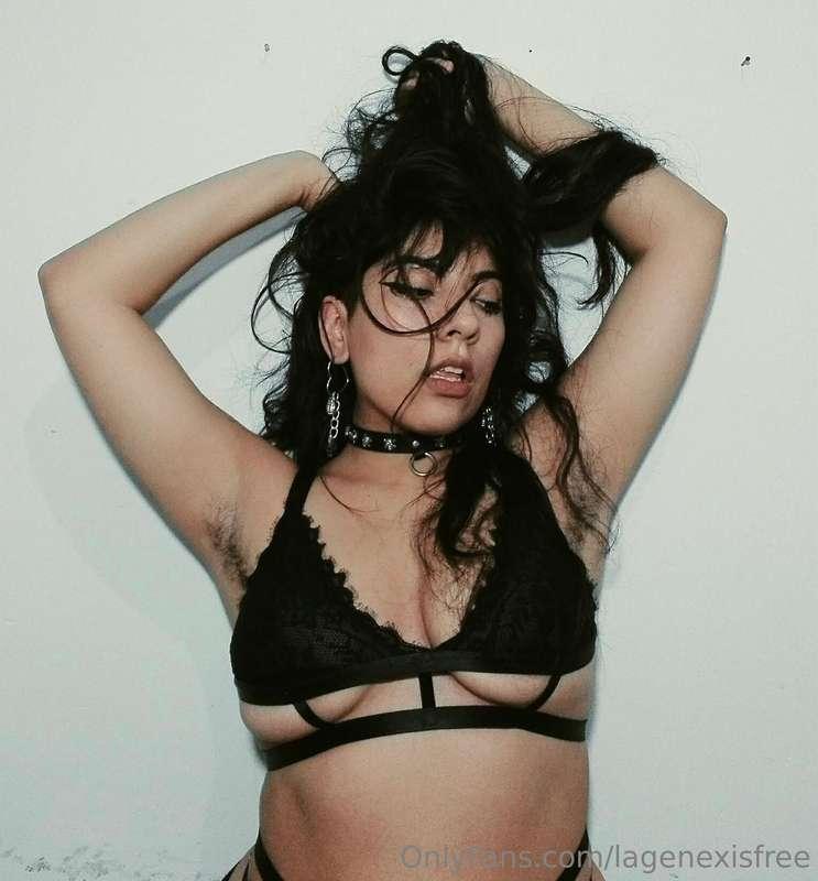 Come and lick my hairy armpits! 🥵
