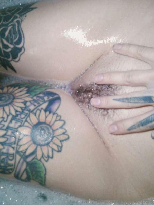 Got some wet pussy photos for you🤭🤭