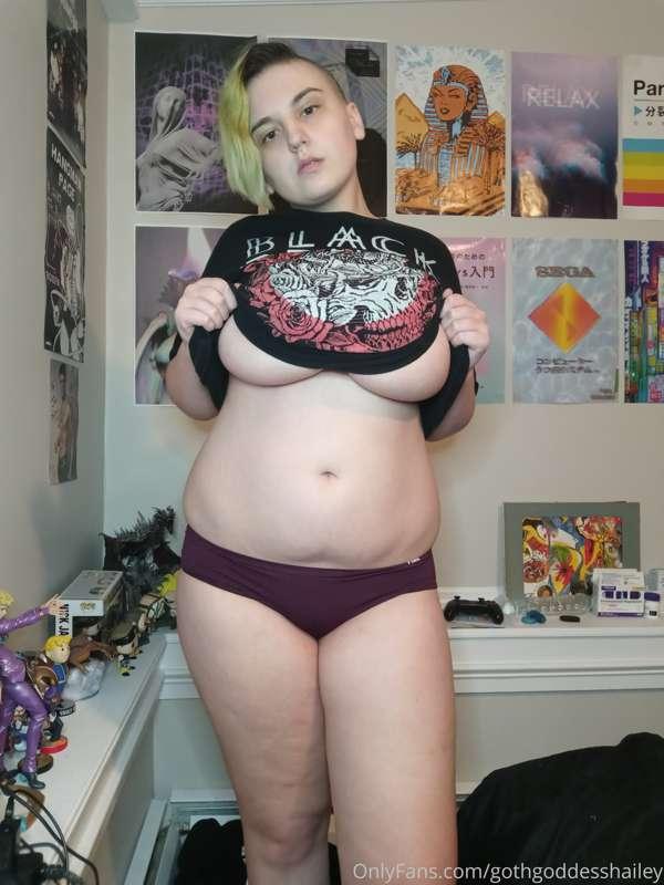 Look how much fat titty I can hide under my comfy clothes. 😜..