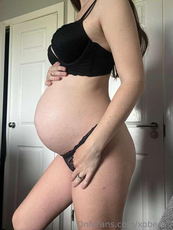 Side view of that growing bump 🤰🏼💋