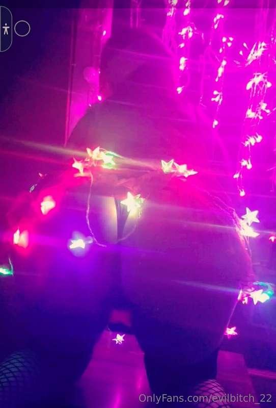 My luminous ass needs to be decorated with you cum! 😉🥵 🎁💰💦