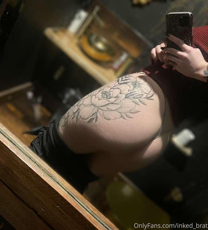 Booty selfie hehe 🙈 I’m super sleepy today 😴