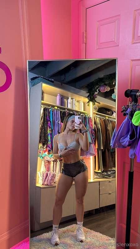 DM me, cutie! I wanna show you something 🤭