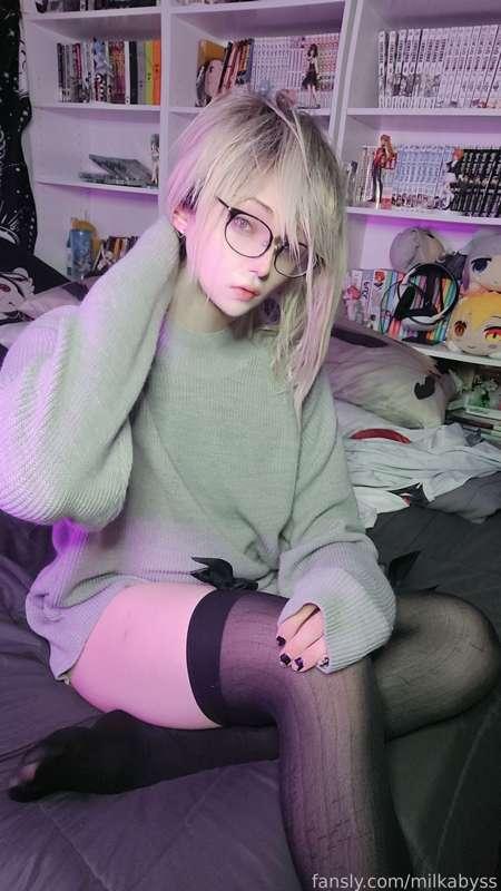 A small scale set + a jerk-off vid in my favorite UNIQLO sweater and even a blonde wig (just to see what my natural hair color used to be lol)
#femboy #gay #crossdressing #twink