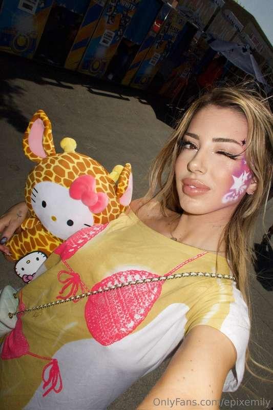 twinning with ms hello kitty 😸