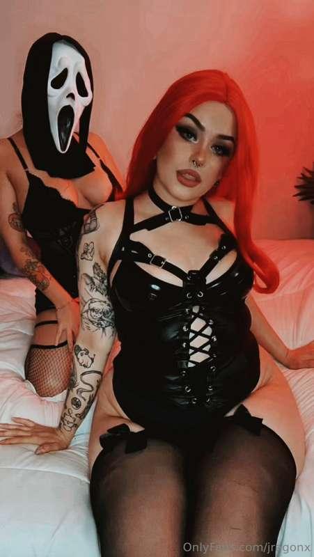 😈Would you come trick or treating with us?🖤  @felaodyy

***T..