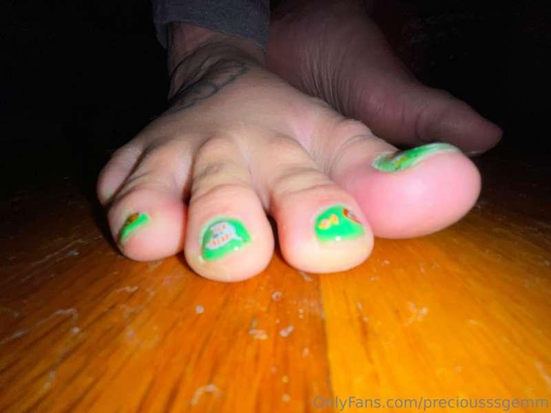 Halloween toes