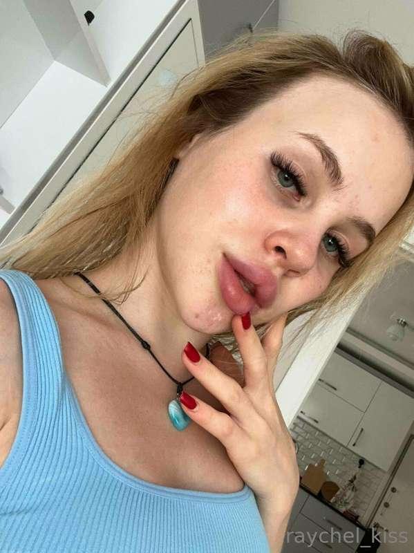 i`m feel so warm and relaxed today🥰 want some cute cuddles 👅