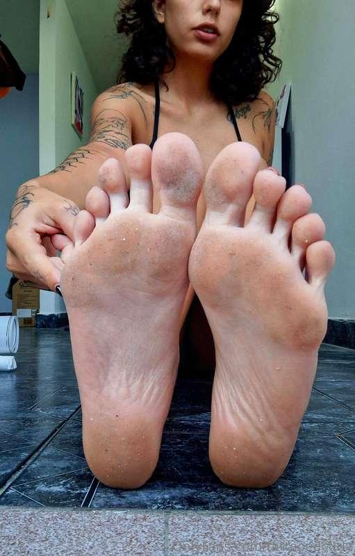 Who cleans my feet? 😋🦶Go to see my new set (+10 photos) 💕📱On..