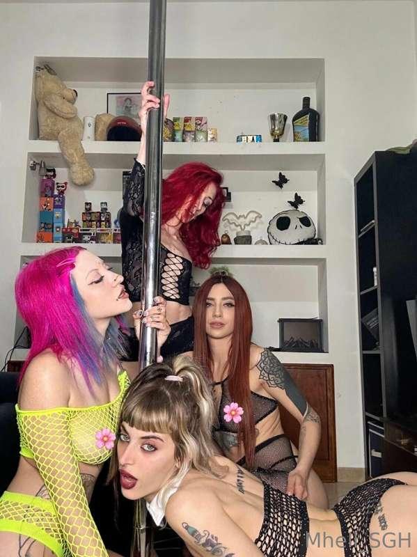 Vuoi vedere di più con le mie amiche ?😏
Tra un mese le rived..