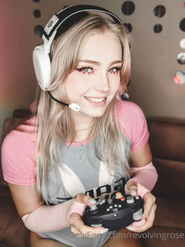**Gamer GF Photoset**💖🎮 + **Mirror Dildo Video** (1:16) $10
..