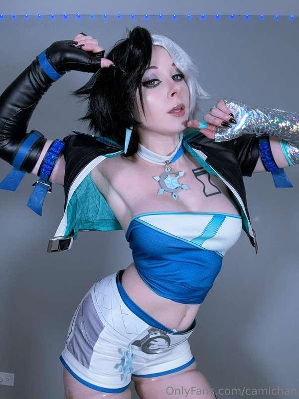 Luna Snow🩵 should I do an NSFW set?