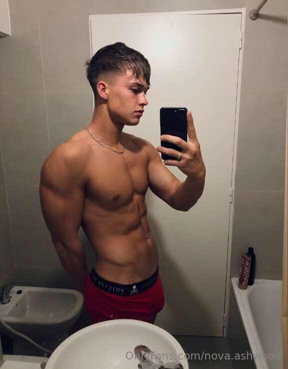 This mirror shot’s got me feeling extra naughty… and you? 😉🔥..