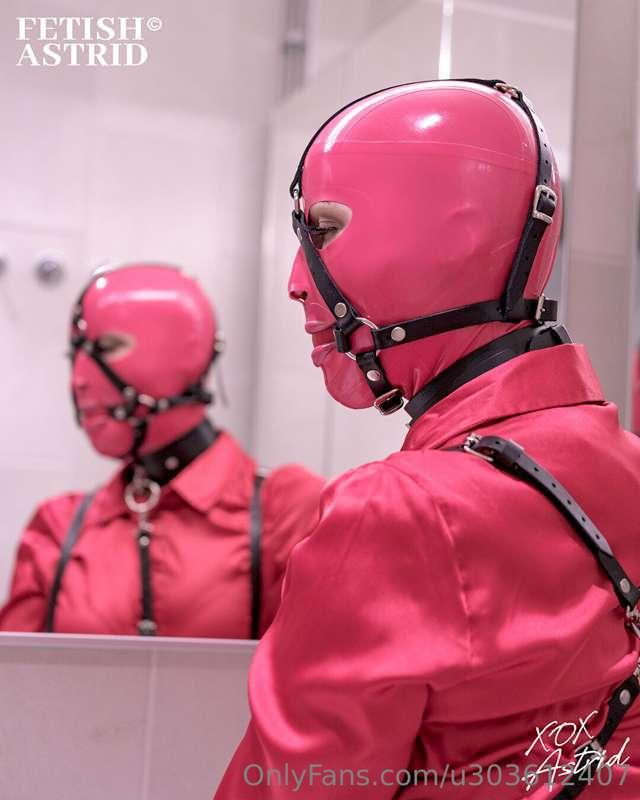 Getting ready for a nice evening 👁🫦👁
Set of three pictures o..