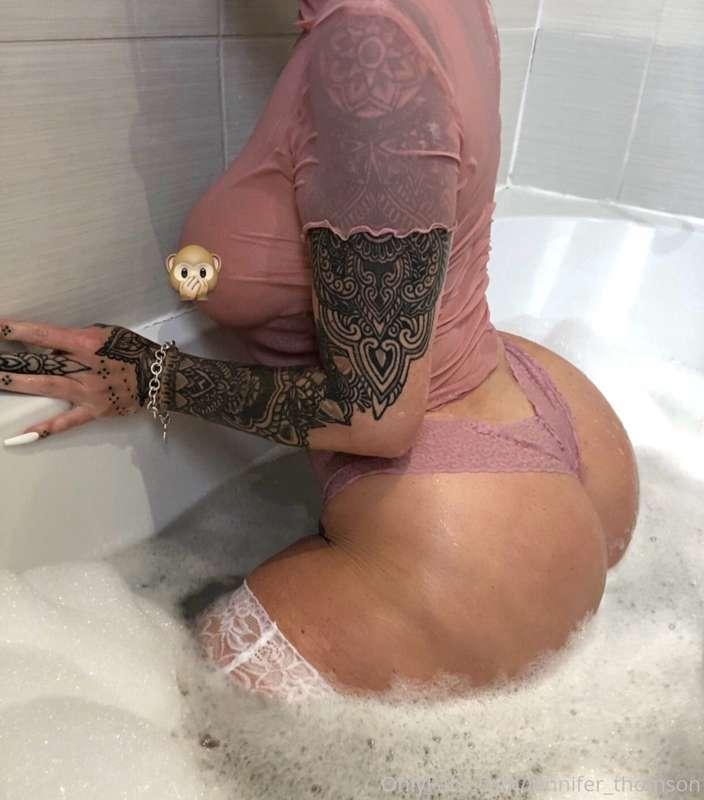 Want to take a bubble bath with me?? 💦👅