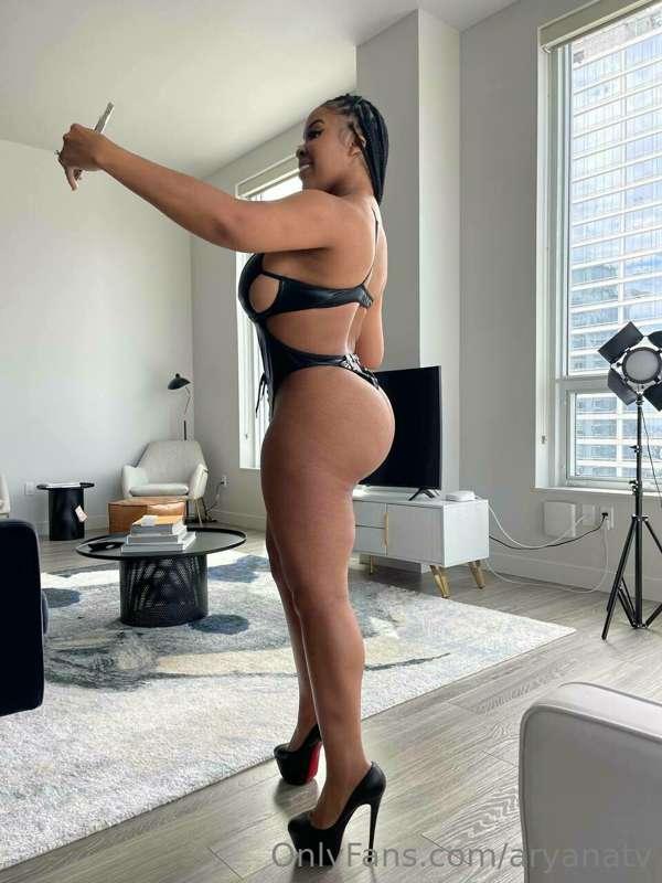Chatting live! DM me