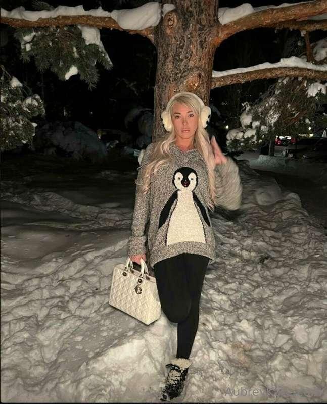 Baby it's cold outside❄️...warm me up? ✨
