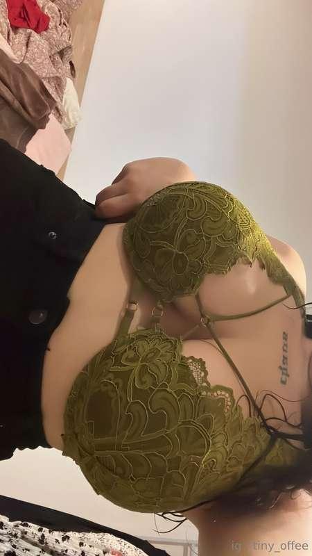 Tu le trouves joli ce soutien-gorge ?︵‿︵‿୨♡୧‿︵‿︵ENG : Do you..