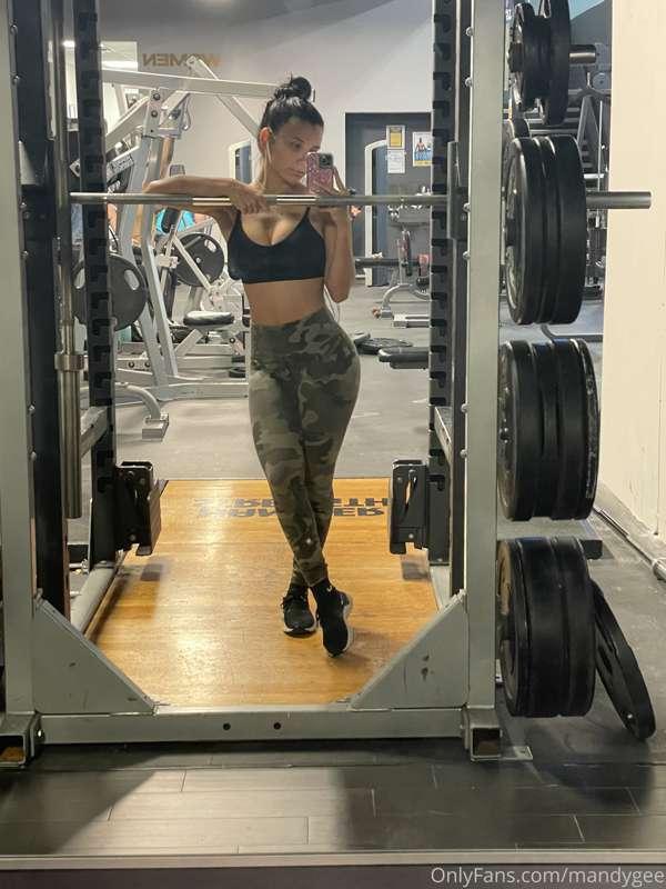 Gym sesh 🔥 took a few pics after my workout.. without the cl..