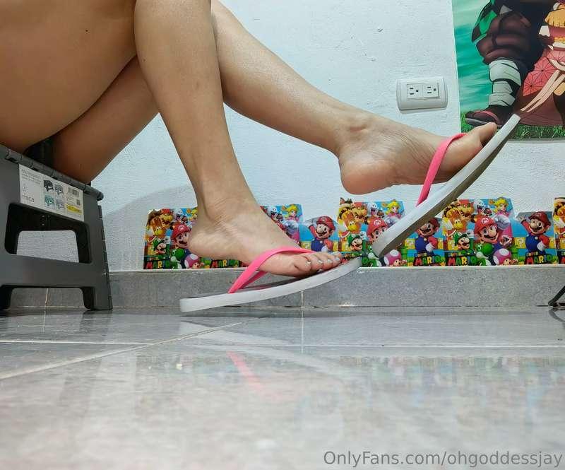 Enjoy this sequence of photos with my flip flops😊👣