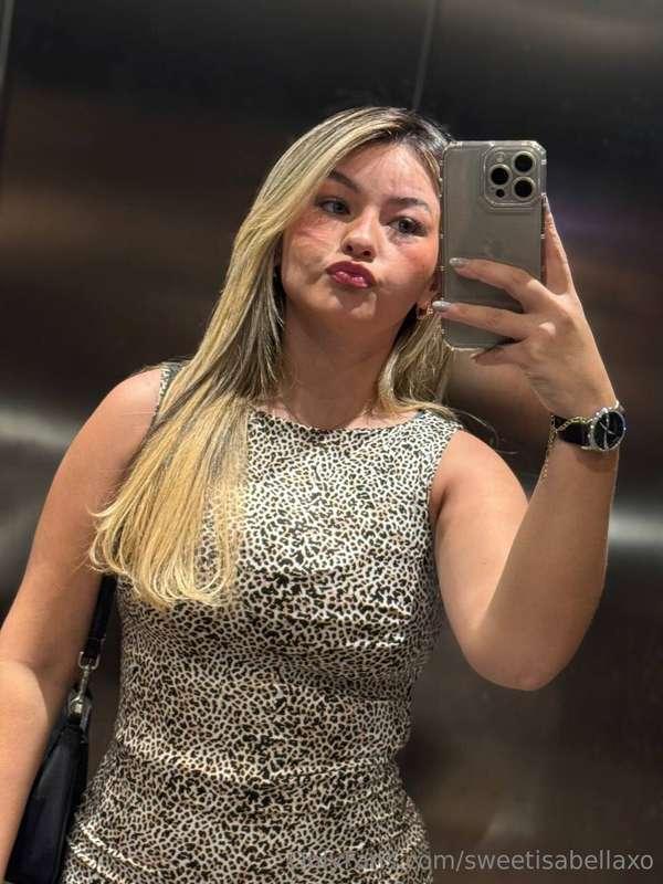 Caught in the elevator mirror… What’s the first thing you no..