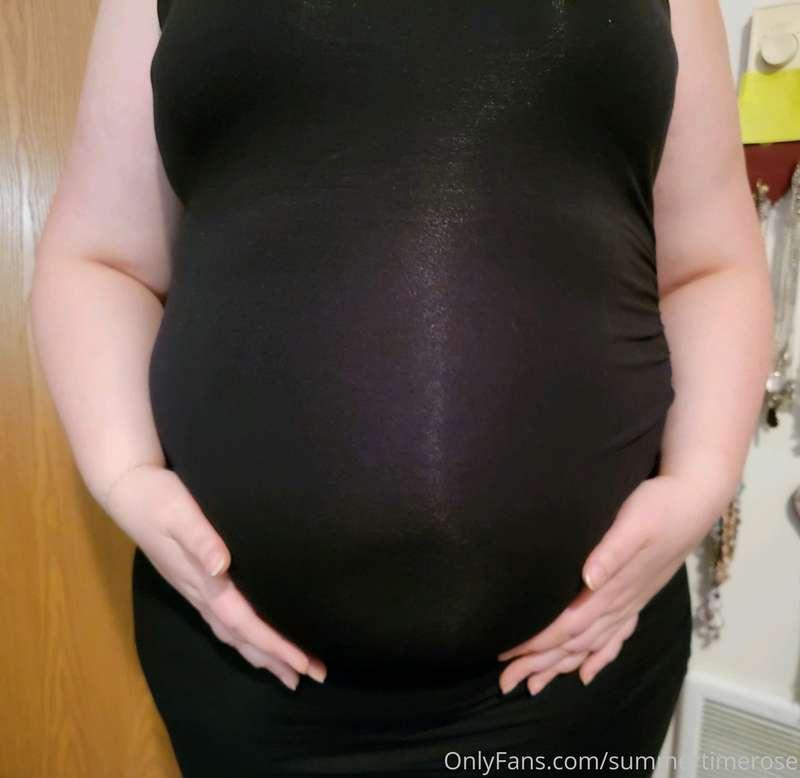 Who doesn't love a little black dress? 😏