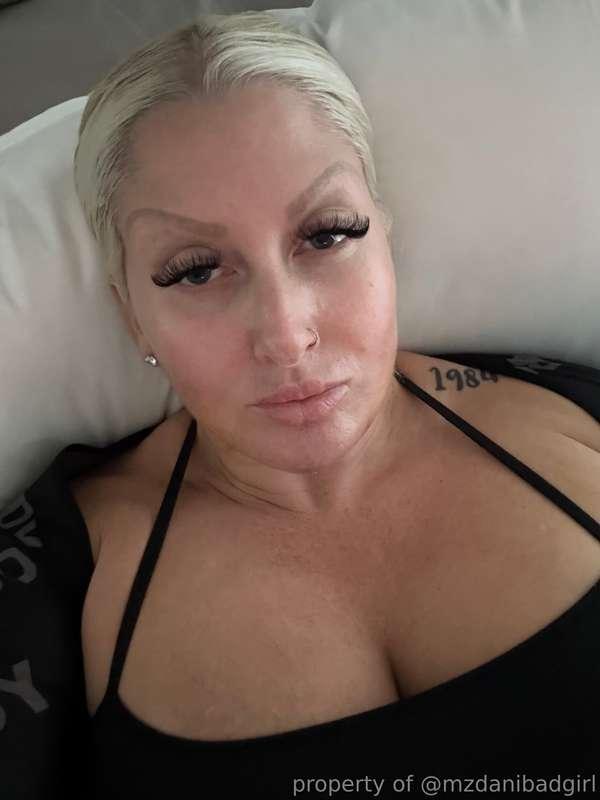 no makep, sweats, hair tied. chillin with no makeup on.. STI..