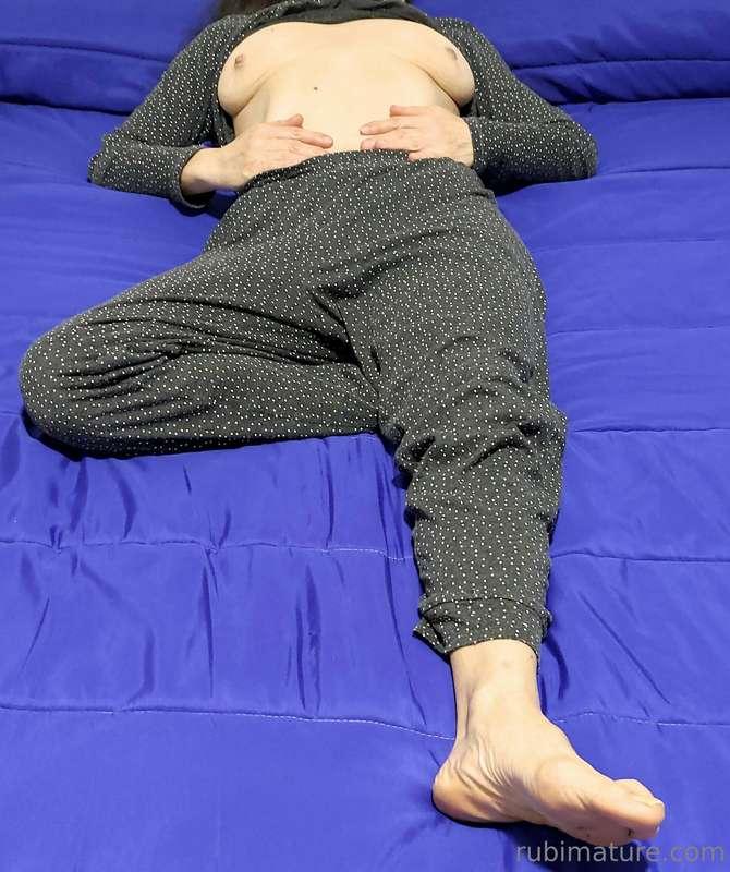 Lying in my bed, in my pajamas, waiting for you to come undr..