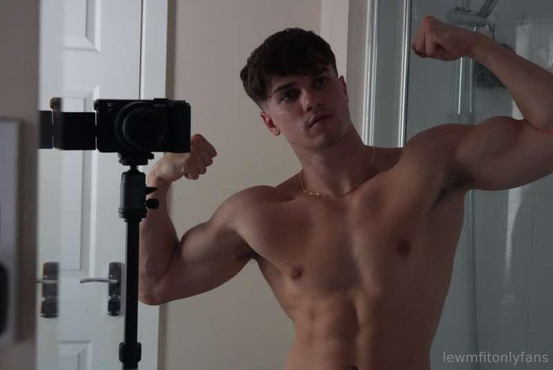Got something for you to open if you slide into my dms 👅🫣