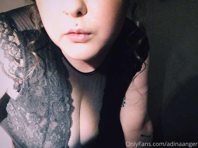 lonely lace 🍷