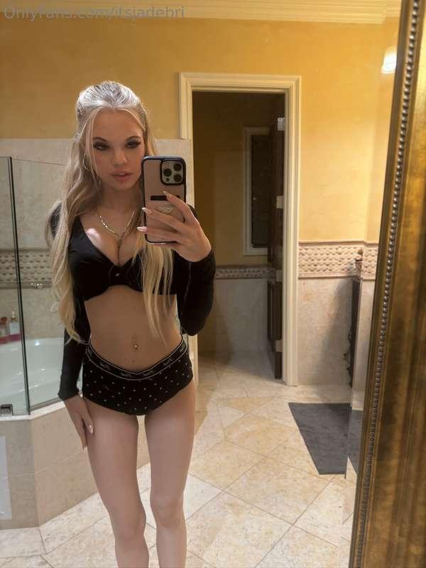 All wet and waiting, Daddy… 💦 Wanna make me your favorite pr..