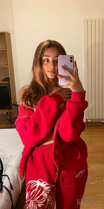 scroll to see me progressively peek a boob 😳😳😳