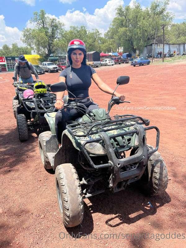 Swipe ▶️ To see me ride an ATV
Desliza ▶️ Para verme montar ..