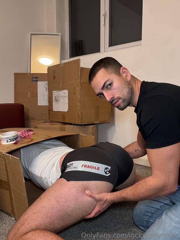 Any lads wanna help pack up & move out my apartment? 📦💦Brand..