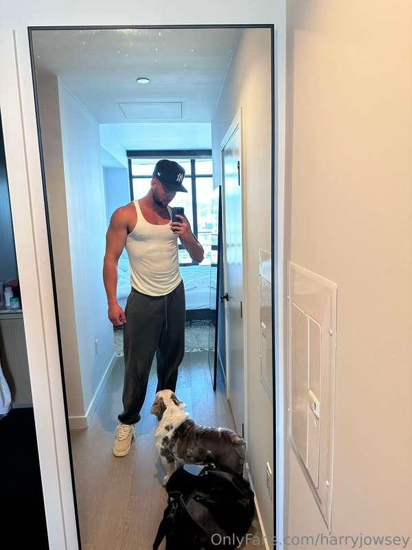 Bruce wanted to join in for a photo 🤣