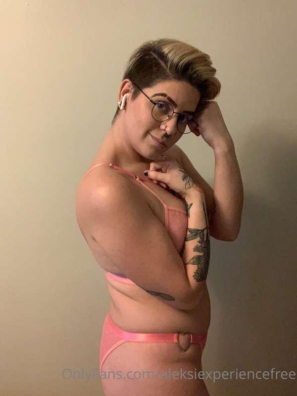 Feeling very femme today in this heart pink duo 💝