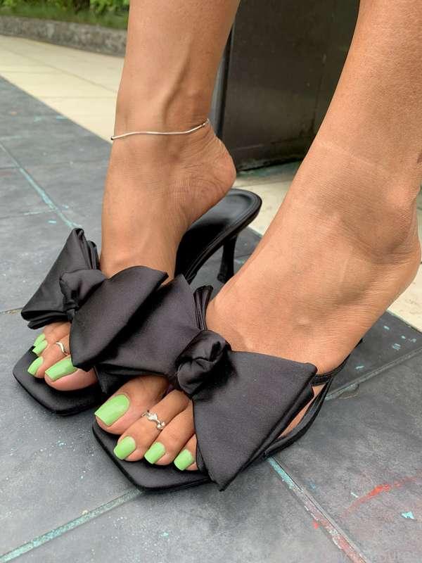 It’s all about the toes that badly wanting to be sucked. 😩😏