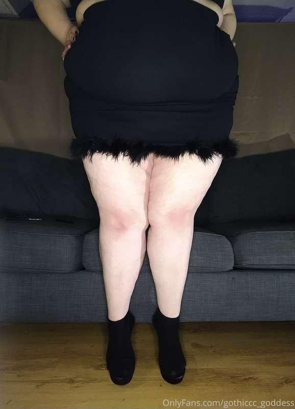 Swipe to pull up my skirt 🖤😏