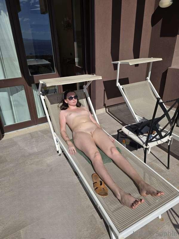 Hey guys!! I’m sunbathing naked and got some photos for you ..