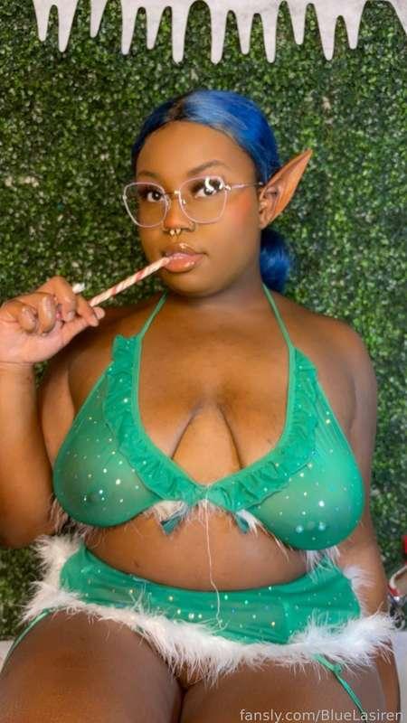 Can I be your Christmas elf? 🧝🏾‍♀️🎄



#elf #ebony #amateur #lingerie #bbw #bigboobs #tummy #blackgirls #boobs #glasses