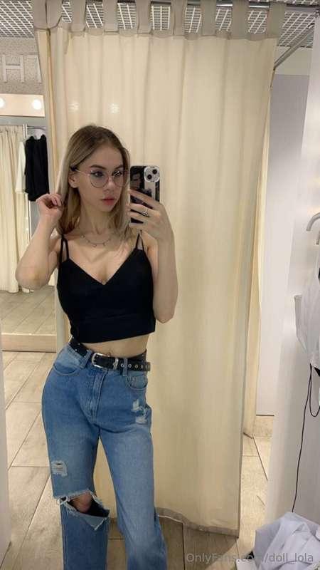 Feeling cute in this casual fit! 🖤 Ripped jeans and a simple..