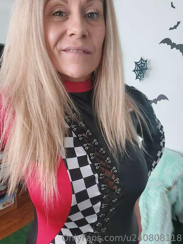 sexy fun costume time ❤️🖤🤍 
I made lots of teasing and posin..