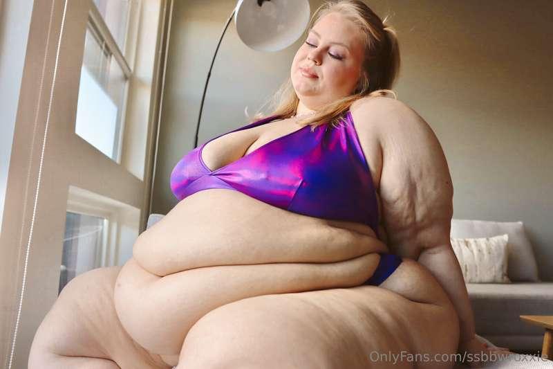 My curves and rolls look so hot in this bikini 😍