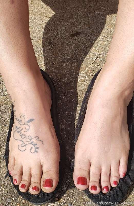 Which one of you pathetic souls love dirty feet?