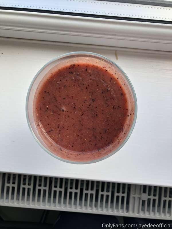 Smoothie of the Day! 

Nectarine, Passionfruit, Kiwi, Strawb..