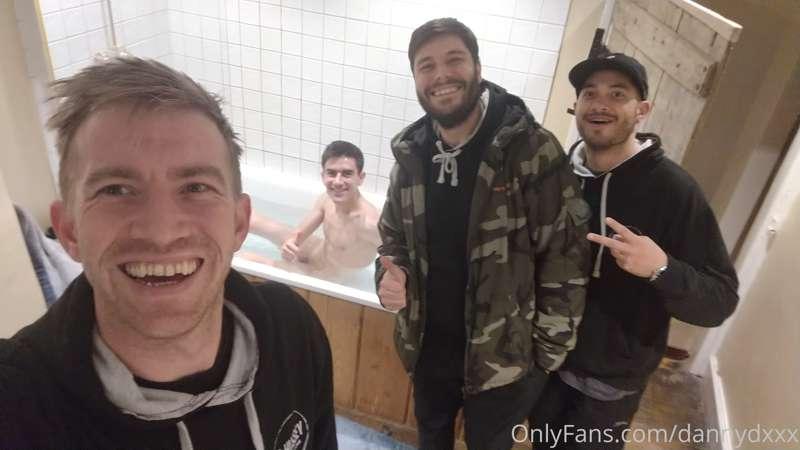 4 Guys in a Bathroom, who's in the tub?!? 🍆