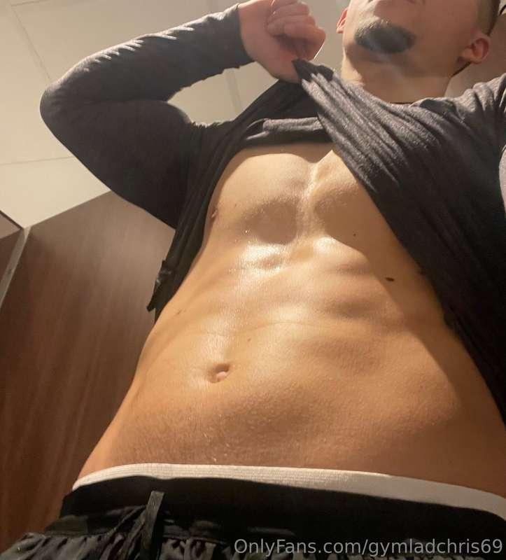 Kiss those abs for me ✨