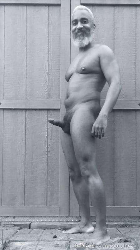 Monochrome Monday!  #beard #musculardaddy #gay #feet #gaycru..