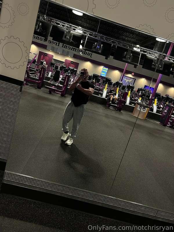 my arms looking like this on leg day👀