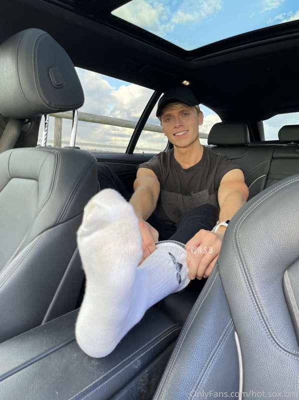 🦶🏼Swipe to take my socks off 😈😏❤️
